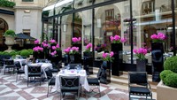 Terletak di dalam hotel mewah di Paris, Perancis ada Le Cinq yang populer dengan kemegahannya. Adalah chef bernama Christian Le Squer yang memiliki tangan ajaib mengembangkan restoran ini. Foto: Michelin Guide