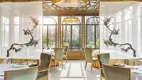 Memiliki jendela yang besar dan pemandangan yang indah, Alléno Paris au Pavillon Ledoyen diakui sebagai restoran termewah oleh Michelin Guide. Seluruh hidangan bergaya asli Perancisnya layak dicoba. Foto: Michelin Guide