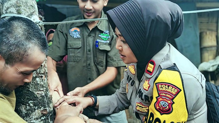 Saat Ha dan Sam akan dibawa ke rumah sakit jiwa