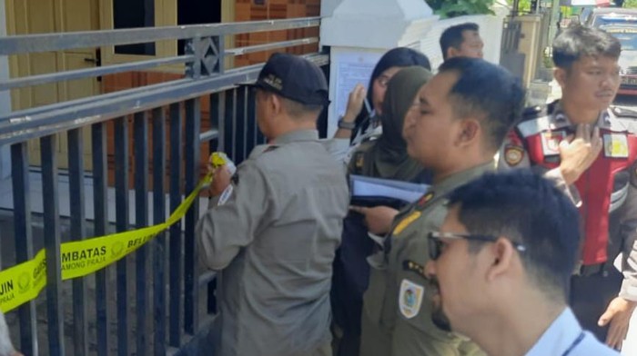 Satpol-PP Pemkab Klaten menyegel kos di Buntalan, Klaten Tengah, Rabu (16/10/2024).