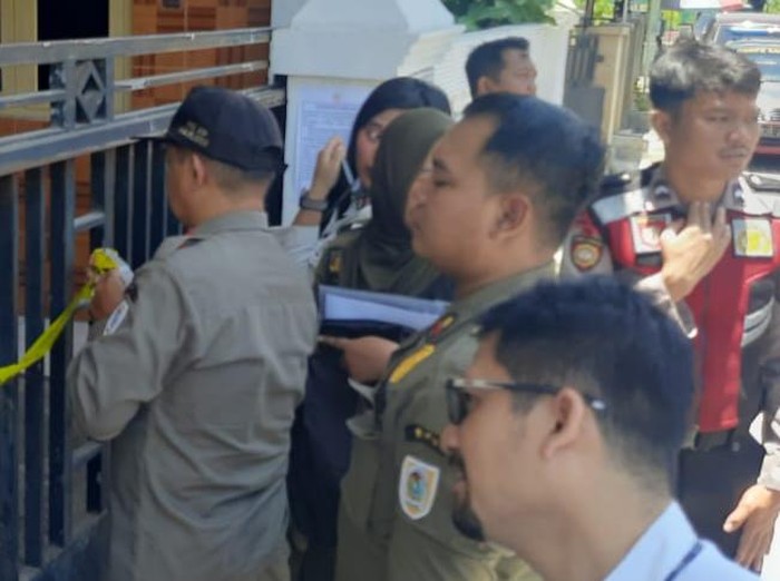 Satpol-PP Pemkab Klaten menyegel kos di Buntalan, Klaten Tengah, Rabu (16/10/2024).