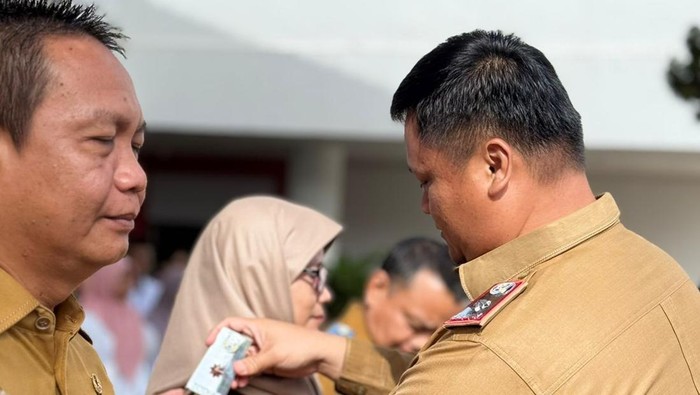Sekda Banyuasin sematkan tanda jabatan bagi ASN.