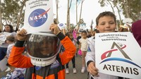 Sekolah tersebut menanam Pohon Bulan NASA di tengah sorak sorai dan kemeriahan.  