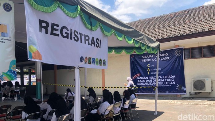 Antrean peserta seleksi SKD Formasi CPNS di BLPT, Kota Jogja, Rabu (16/10/2024).