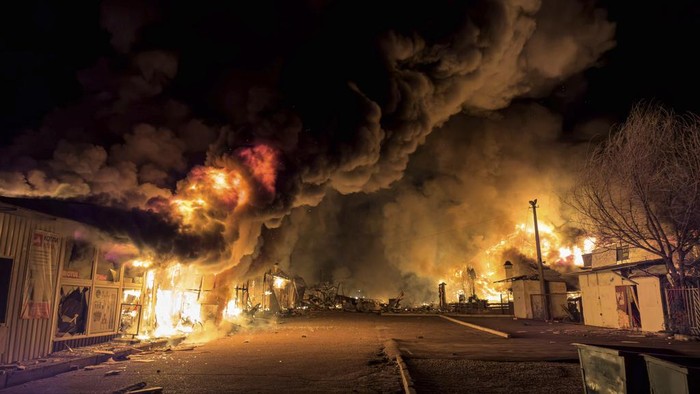 Serangan Rudal Rusia Hantam Pasar di Ukraina A building burns after Russian strike in Mykolaiv, Ukraine Tuesday, Oct. 15, 2024. (AP Photo/Marko Ivkov)