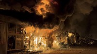 Kobaran api membumbung tinggi di area yang terbakar tersebut.