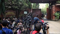 Diketahui, Prabowo memanggil sejumlah tokoh untuk mengisi jabatan menteri, wakil menteri, hingga kepala badan pada Senin (14/10) dan Selasa (15/10). Hari ini para calon menteri itu akan diberi pembekalan. 