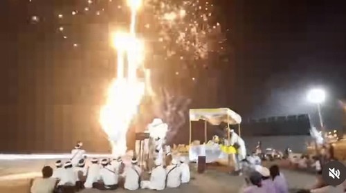 Tangkapan layar pesta kembang api saat umat Hindu menggelar ritual keagamaan di Pantai Berawa, Kuta Utara, Badung, Bali.
