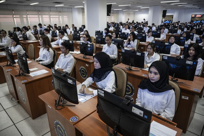 Peserta mengikuti tes Seleksi Kompetensi Dasar (SKD) Calon Pegawai Negeri Sipil (CPNS) 2024 formasi Kementerian Luar Negeri di Kantor Badan Kepegawaian Negara (BKN) Pusat, Jakarta, Rabu (16/10/2024). Tes SKD CPNS 2024 itu diikuti oleh 3.035.723 peserta dan diselenggarakan hingga 14 November 2024. ANTARA FOTO/Aprillio Akbar/nz
