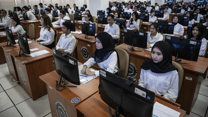 Peserta mengikuti tes Seleksi Kompetensi Dasar (SKD) Calon Pegawai Negeri Sipil (CPNS) 2024 formasi Kementerian Luar Negeri di Kantor Badan Kepegawaian Negara (BKN) Pusat, Jakarta, Rabu (16/10/2024). Tes SKD CPNS 2024 itu diikuti oleh 3.035.723 peserta dan diselenggarakan hingga 14 November 2024. ANTARA FOTO/Aprillio Akbar/nz