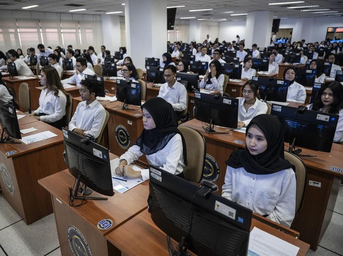 Peserta mengikuti tes Seleksi Kompetensi Dasar (SKD) Calon Pegawai Negeri Sipil (CPNS) 2024 formasi Kementerian Luar Negeri di Kantor Badan Kepegawaian Negara (BKN) Pusat, Jakarta, Rabu (16/10/2024). Tes SKD CPNS 2024 itu diikuti oleh 3.035.723 peserta dan diselenggarakan hingga 14 November 2024. ANTARA FOTO/Aprillio Akbar/nz