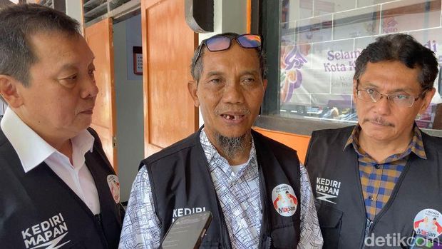 Tim Hukum Vinanda-Gus Qowim saat melaporkan dugaan pelanggaran kampanye di Bawaslu Kota Kediri.