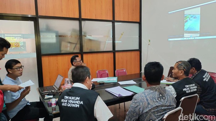 Tim Hukum Vinanda-Gus Qowim saat melaporkan dugaan pelanggaran kampanye di Bawaslu Kota Kediri.