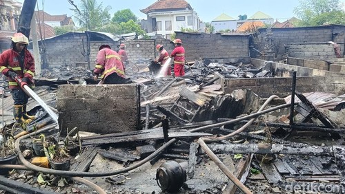 Tim pemadam kebakaran saat melakukan pemadaman pada bangunan semi permanen di Jalan Gatot Subroto (Gatsu) VI R, Denpasar, Bali pada Rabu (16/10/2024). (Ni Made Lastri Karsiani Putri-detikBali))