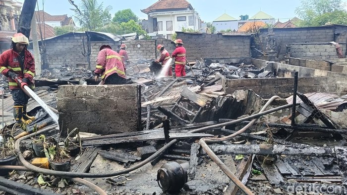 Tim pemadam kebakaran saat melakukan pemadaman pada bangunan semi permanen di Jalan Gatot Subroto (Gatsu) VI R, Denpasar, Bali pada Rabu (16/10/2024). (Ni Made Lastri Karsiani Putri-detikBali))