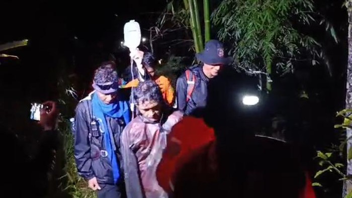 Tim SAR evakuasi pendaki yang sakit dari Gunung Gandang Dewata Mamasa.