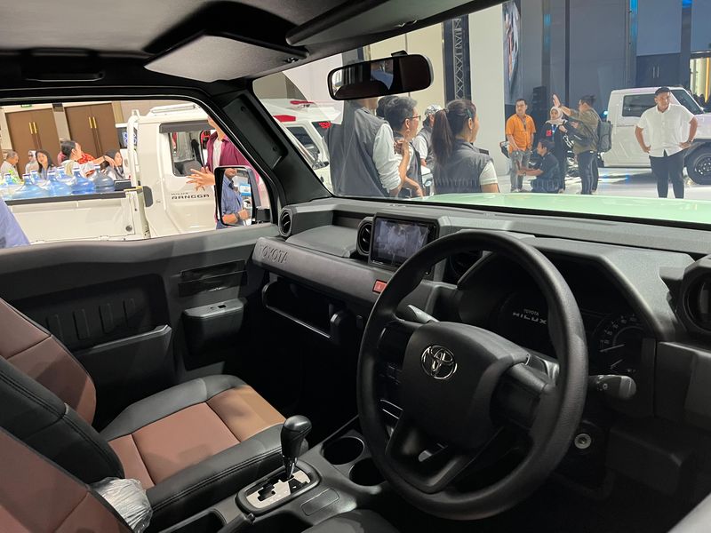 Toyota Hilux Rangga yang dikonversi menjadi SUV oleh karoseri New Armada