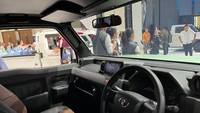 Menilik ke bagian interior, nuansa sporty terasa dengan kombinasi warna kursi coklat dan hitam. Kabinnya juga sudah dilengkapi AC double blower dan kaca spionnya  memakai teknologi elektrik. SUV delapan penumpang ini juga dilengkapi sistem audio AVX 7 inci dengan AACP, serta kamera belakang dan juga sensor parkir. Foto: Luthfi Anshori/detikOto