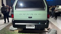 Bagian kaki-kaki dan sasis karena diubah untuk angkut penumpang, velg yang tadinya masih standar diganti Toyota menjadi alloy, ban juga diganti. Kita kerja sama dengan pihak TAM untuk mendesain bodinya, kalau potongan bagian depan itu kan dari pabrik Toyota, ungkap Rahmat di JIExpo, Kemayoran, Jakarta, Selasa (15/10/2024). Foto: Luthfi Anshori/detikOto