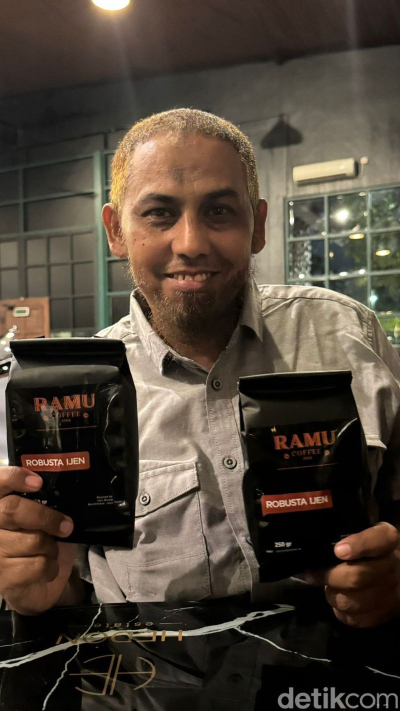 Umar Patek dan Marthinus Hokum berpelukan dalam launching Ramu Kopi.