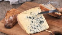 Bleu d’Auvergne diproduksi di daerah Auvergne, Perancis menggunakan susu sapi mentah. Karakteristiknya berupa rasanya yang taja, sedikit pedas, dan memiliki sedikit aroma rumput. Foto: Insanely Good