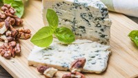 Fourme d’Ambert dinobatkan sebagai keju tertua di Perancis. Blue cheese ini konon sudah disajikan sejak masa Romawi. Foto: Insanely Good