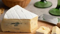 Cambozola dibuat dengan perpaduan keju camembert dan gorgonzola. Keju ini pertama kali dibuat di bagian selatan Jerman sejak 1970an. Foto: Insanely Good
