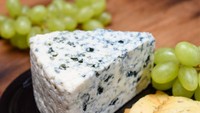 Danish Blue adalah blue cheese yang diakui oleh European Union. Keju ini dibuat dengan susu sapi dan difermentasi hingga kuning pucat. Foto: Insanely Good