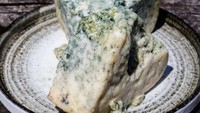 Blue Cheese asal Spanyol ini dibuat menggunakan 2-3 jenis susu yang disatukan. Perpaduan susu sapi, kambing, dan doma membuat rasanya begitu unik. Foto: Insanely Good