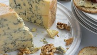 Blue Stilton Cheese disebut-sebut telah dibuat sejak 300 tahun silam. Keju ini dibuat dengan susu pasteurisasi dengan kandungan lemak hingga 48%. Foto: Insanely Good