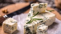French Roquefort dipercaya oleh ahli keju sebagai blue cheese yang asli. Menurut legendanya keju ini terbentuk di dalam gua setelah ditinggal pengembala yang mengejar seorang gadis. Foto: Insanely Good