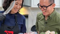 Veronica berteman akrab dengan chef Eddrian Tjhia. Ini momen mereka ketika akan memasak daging bersama. Foto: Instagram @veronicatan_official