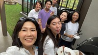 Veronica juga tampak bahagia ketika membagikan momen bersama teman-teman baiknya. Mereka menikmati BBQ dengan daging pilihan dari Alpha Agro Indonesia. Foto: Instagram @veronicatan_official