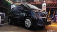 Terakhir, ada varian cargo. Kendaraan tersebut punya tiga kursi di ruang kabin. Sedangkan area belakangnya dibuat kosong untuk menaruh barang bawaan hingga 710 kg! Baterainya 79-84 kwh yang bisa dipakai untuk melaju sejauh 461 km. Harganya 156.900 SGD atau Rp 1,8 miliar.Foto: Septian Farhan Nurhuda / detikOto