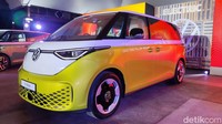 Sementara untuk varian 7-seater atau long wheelbase (LWB) mengadopsi motor listrik bertenaga sama, yakni 210 kw. Kemudian baterainya berkapasitas 86-91 kwh dengan jangkauan maksimum 470 km. Kendaraan tersebut memerlukan waktu 7,9 detik untuk melaju dari nol ke 100 km/jam. Foto: Septian Farhan Nurhuda / detikOto