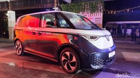 Pada varian 5-seater atau normal wheelbase (NWB), pabrikan membekalinya dengan motor listrik yang mampu menghasilkan tenaga 210 kw dan akselerasi dari nol ke 100 km/jam dalam waktu 7,6 detik. Foto: Septian Farhan Nurhuda / detikOto