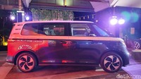 Baterainya 79-84 kwh dengan jarak maksimum hingga 430 km. Harganya 299.990 SGD atau Rp 3,55 miliar. Foto: Septian Farhan Nurhuda / detikOto
