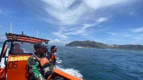 Tim Basarnas menyisir lokasi WN India hilang di Angel Bilabong, Rabu (16/10/2024). (Dok. Polres Klungkung)