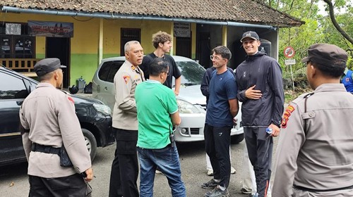 Lima WNA dicegat saat hendak naik ke Gunung Agung, Rabu (16/10/2024). (dok. Humas Pura Pasar Agung)