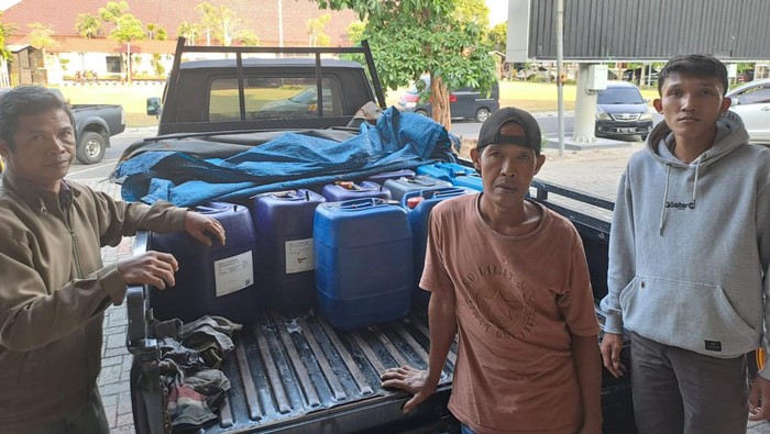 660 liter tuak asal Tuban dalam jeriken yang hendak dikirim ke Jombang.