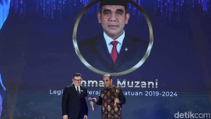 Ahmad Muzani Dianugerahi 'Legislator Perajut Persatuan 2019-2024' Ketua MPR Ahmad Muzani meraih detikcom Awards 2024. Muzani dinobatkan sebagai legislator perajut persatuan 2019-2024.