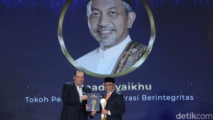Ahmad Syaikhu Raih detikcom Awards, Pendorong Demokrasi Berintegritas Presiden PKS Ahmad Syaikhu meraih detikcom Awards 2024. Ahmad Syaiku menerima penghargaan 'Pendorong Demokrasi Berintegritas'.