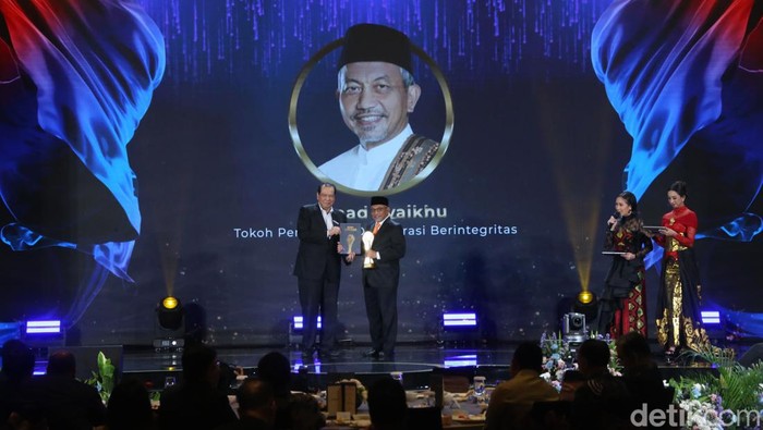 Ahmad Syaikhu Raih detikcom Awards, Pendorong Demokrasi Berintegritas Presiden PKS Ahmad Syaikhu meraih detikcom Awards 2024. Ahmad Syaiku menerima penghargaan 'Pendorong Demokrasi Berintegritas'.