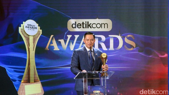 AHY Raih detikcom Awards 2024 Bidang Pertanahan Menteri Agraria dan Tata Ruang/Kepala BPN Agus Harimurti Yudhoyono (AHY) meraih detikcom Awards 2024 'Tokoh Transformasi Digital di Bidang Pertanahan'.