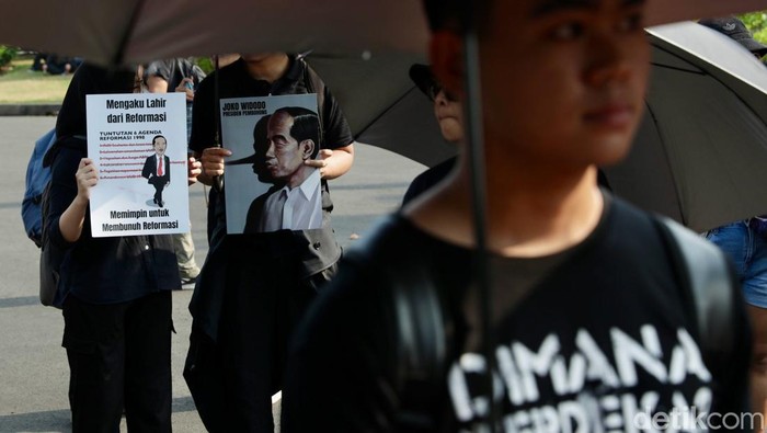 Aktivis Jaringan Solidaritas Korban untuk Keadilan (JSKK) menggelar aksi ke-836 Surat Terakhir Aksi Kamisan untuk Presiden RI di seberang Istana Merdeka, Jakarta, Kamis (17/10/2024).