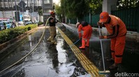 Aksi ini dilakukan untuk membersihkan trotoar agar lebih bersih dan nyaman jelang pelantikan Presiden dan Wakil Presiden terpilih pada Minggu 20 Oktober 2024.  