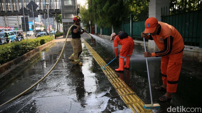 Aksi Petugas Bersihkan Trotoar Jalan Jenderal Sudirman Jelang Pelantikan Presiden Jelang pelantikan Presiden dan Wakil Presiden, trotoar di Jalan Jenderal Sudirman, Jakarta, dibersihkan. Begini aksinya.
