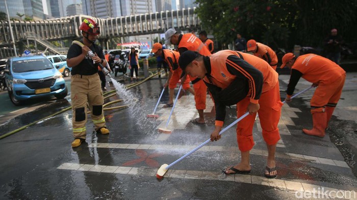 Aksi Petugas Bersihkan Trotoar Jalan Jenderal Sudirman Jelang Pelantikan Presiden Jelang pelantikan Presiden dan Wakil Presiden, trotoar di Jalan Jenderal Sudirman, Jakarta, dibersihkan. Begini aksinya.