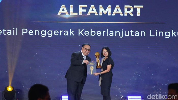 Alfamart meraih penghargaan dalam detikcom Awards 2024. (Rifkianto Nugroho)