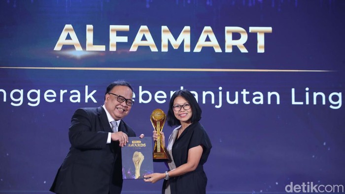 Alfamart Raih Retail Penggerak Keberlanjutan Lingkungan di detikcom Awards 2024 Alfamart berkontribusi dalam keberlanjutan khususnya di bidang lingkungan. Mereka raih penghargaan Retail Penggerak Keberlanjutan Lingkungan di detikcom Awards 2024.